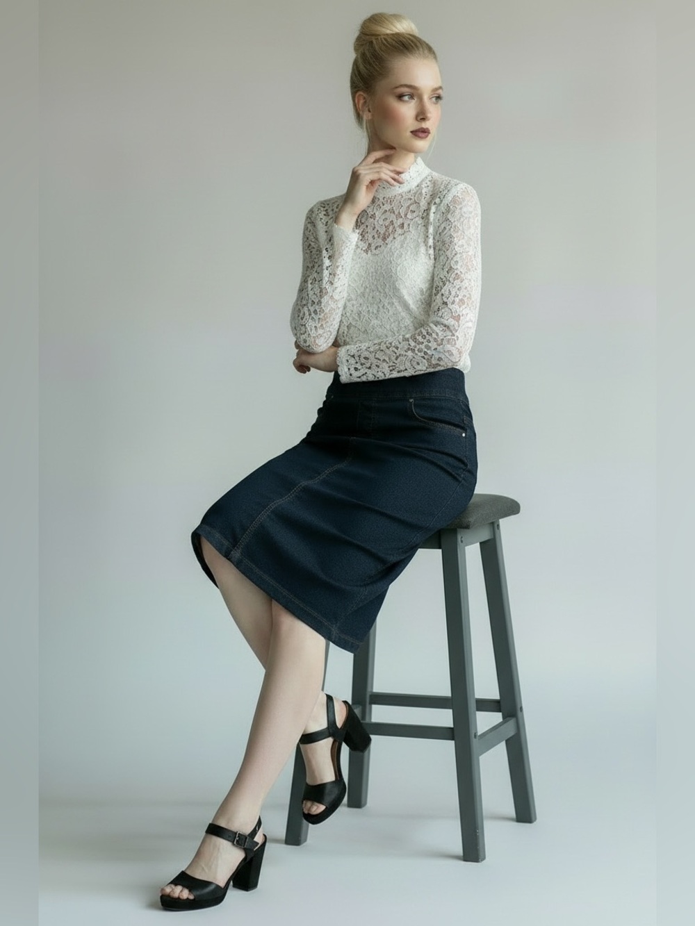 FDJ Women's Dark Blue Denim straight line skirt, size 6